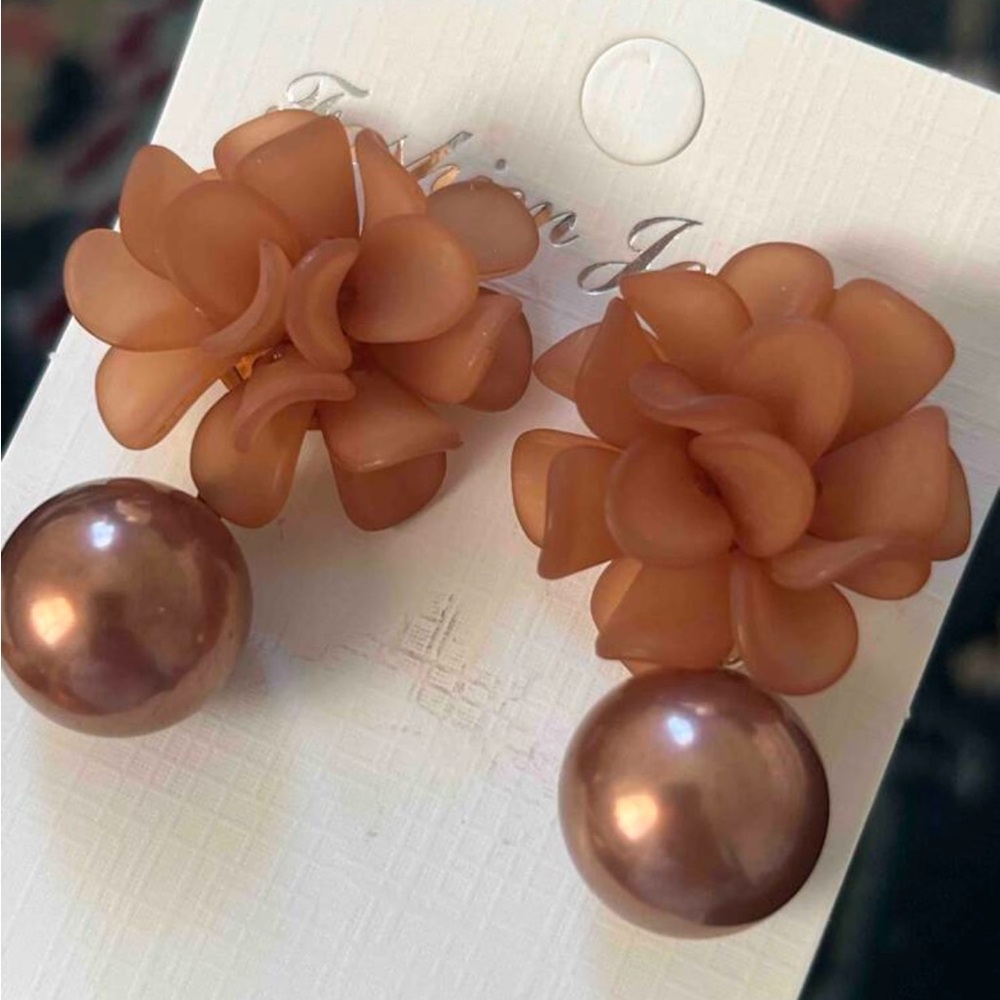 Mocha Champagne Floral Pearl Drop Earrings NEW 🏷️